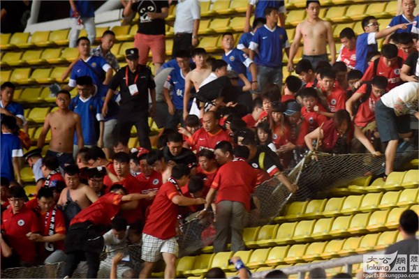 抡板凳，打城管，竖中指中超球迷*力暴**现代史