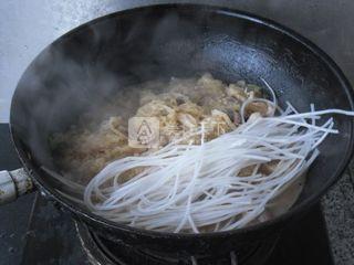 炒菜时关火放味精做法,味精和鸡精放进去多长时间关火