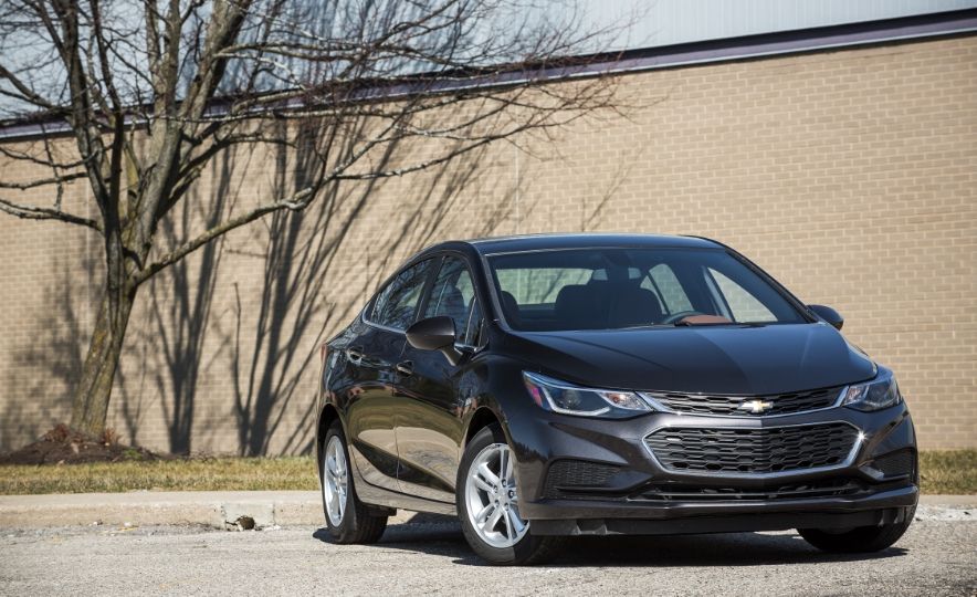 雪佛兰科鲁兹降价值得入手吗,雪佛兰科鲁兹和大众桑塔纳哪个好