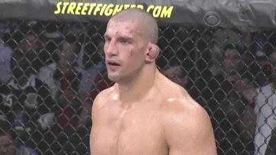 极其残忍!街霸金波·斯莱一拳将对手耳朵软组织轰烂,鲜血横流