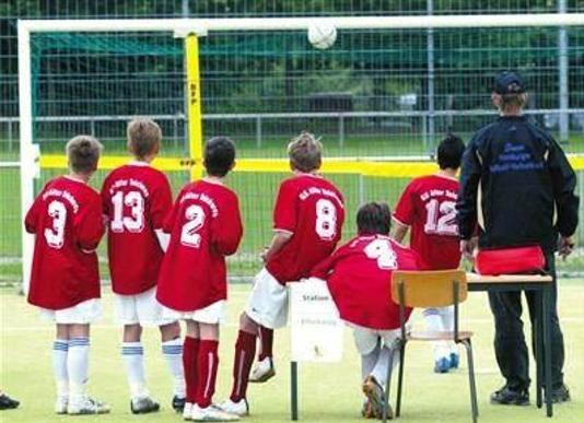 1分钟快速提升球员的足球基本功,你必须要学会的足球小技巧