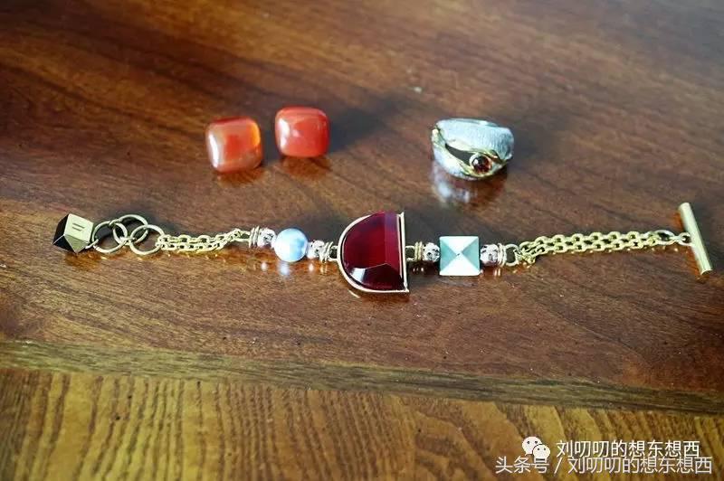 一身红可以很霸气也可以很妖娆-一日一Look素色衬衫四