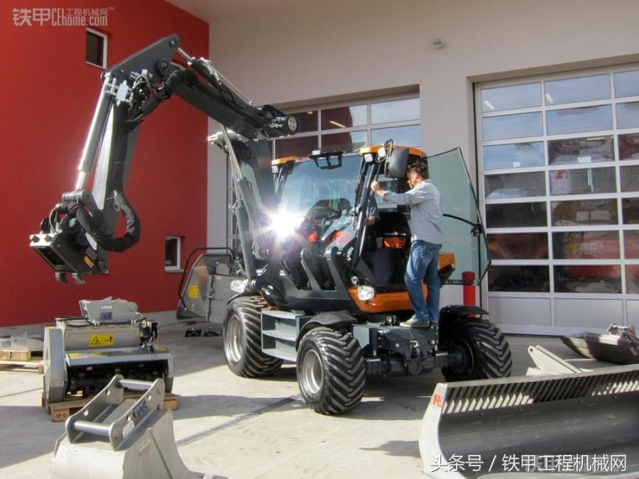 各种各样的铲车挖掘机,多功能装载机挖掘机