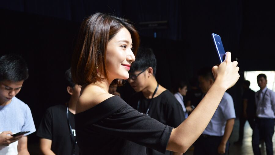 华为自拍美颜神器,华为nova2s发布高颜值更爱自拍