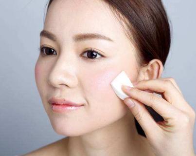 化妆师化妆技巧教程视频,夏天化妆不脱妆简单的技巧与步骤