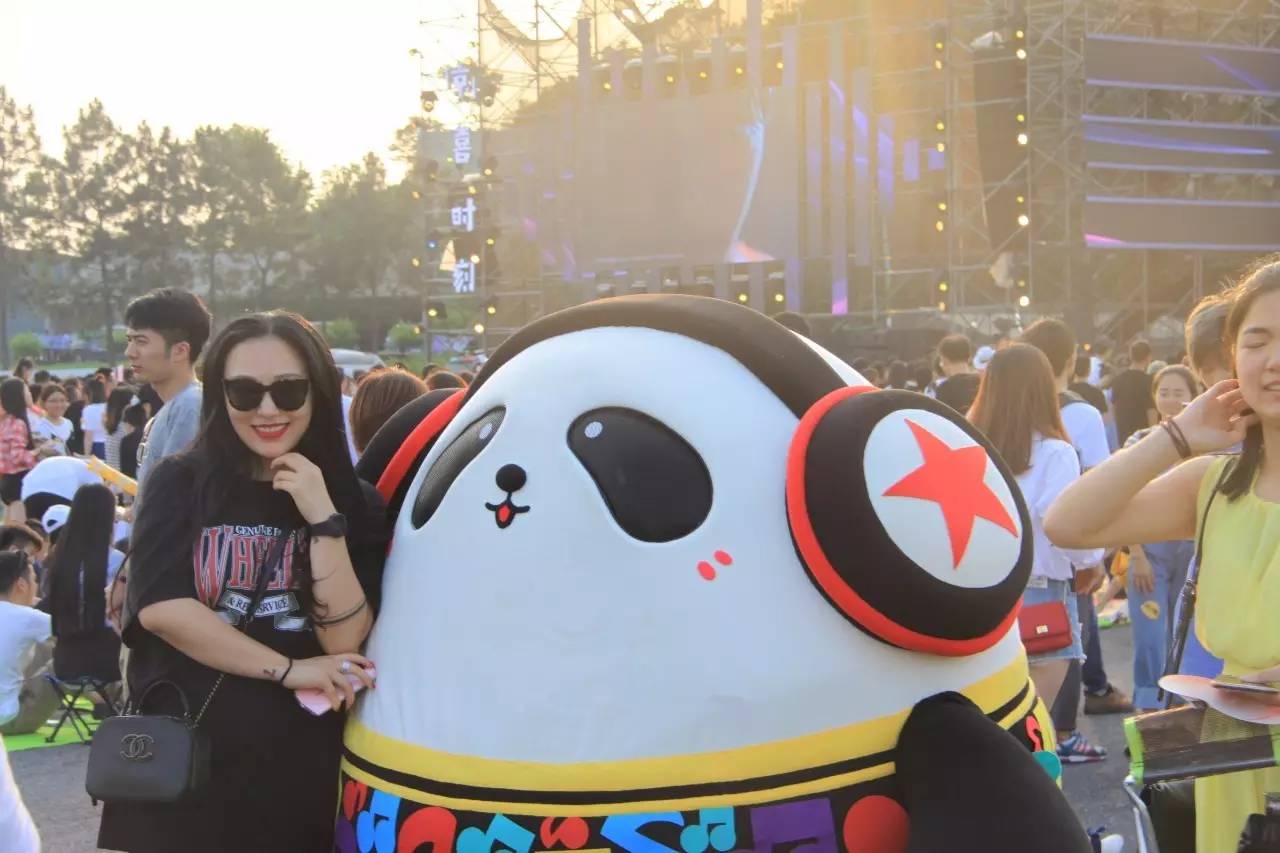 麦克熊猫首现氧气音乐节萌翻人群嗨不停