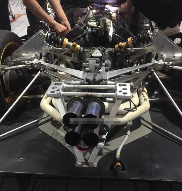 4000万的帕加尼去保养，就换个机油，一半的车身都拆了