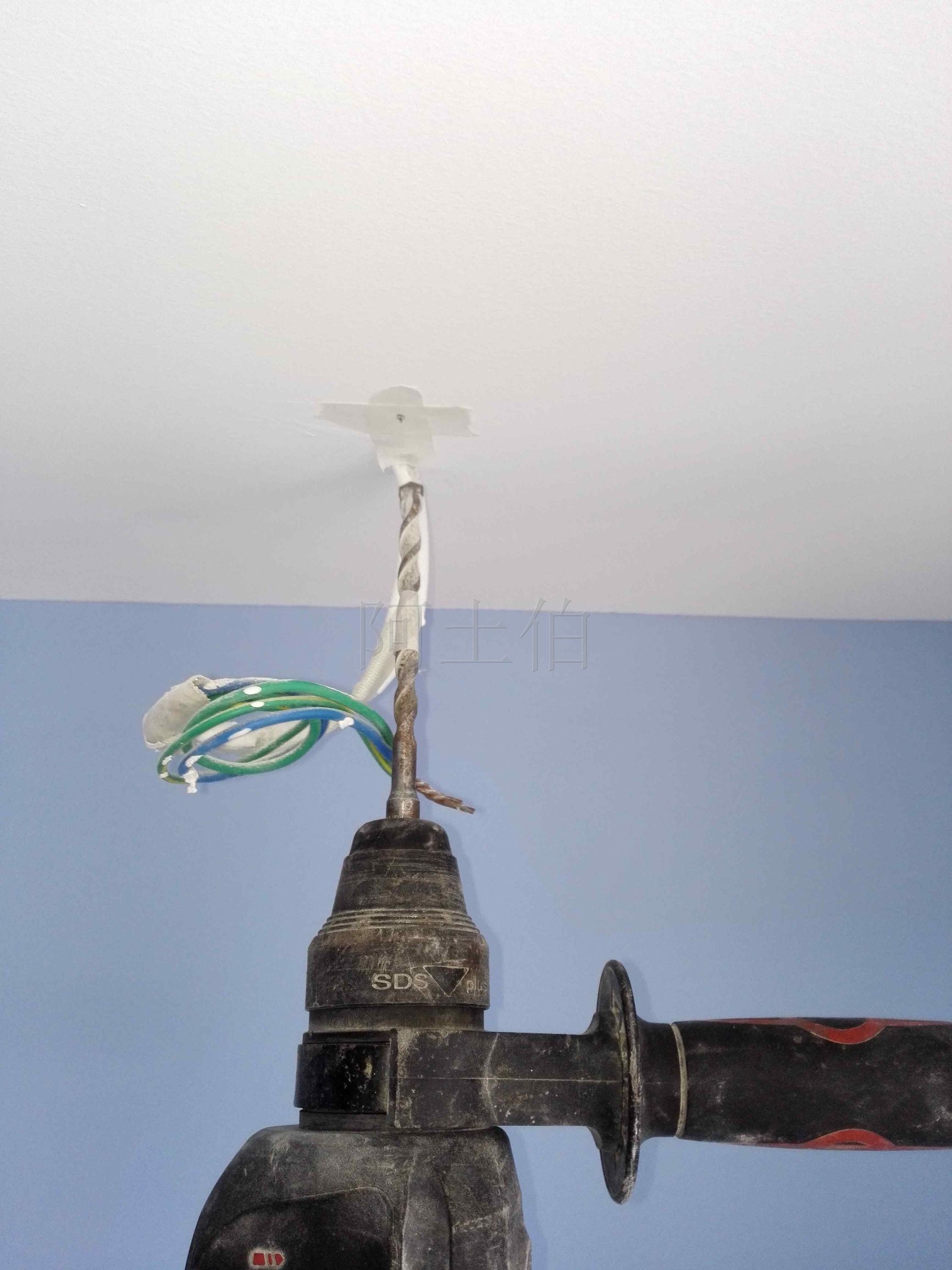 冲击钻打墙怎么不跑偏,冲击钻如何打墙面