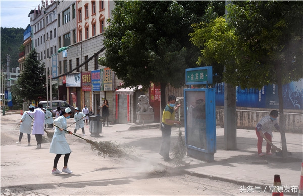 两千余人在街头巷尾为富源县城做美容