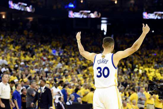 库里巅峰时期有机会赢得三连冠,库里再拿一个冠军历史地位如何