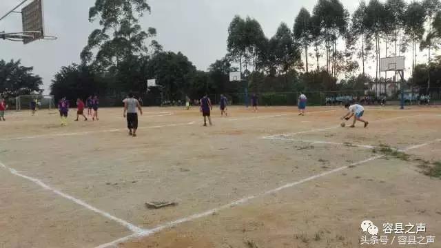 小小足球增情谊，容县十里中学与容西中学举行足球联谊赛