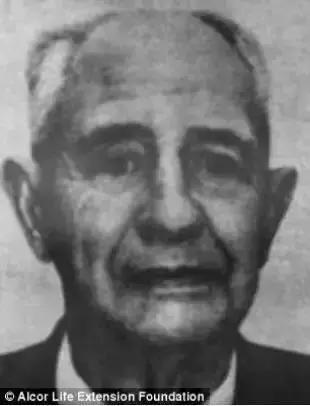 他高中没毕业，却亲手处理了首例“冷冻人”，现在竟还要让其复活