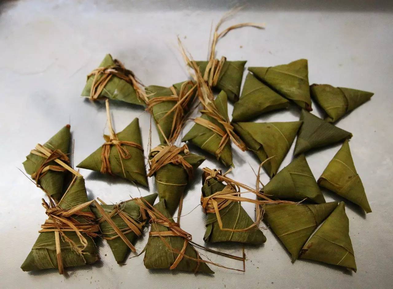 端午节河马夫妇享受浪漫艾草浴，你们端午在干什么？