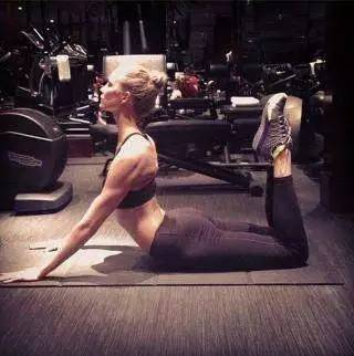 碎片时间用来王者打野?为了美和健康,当然还是碎片普拉提