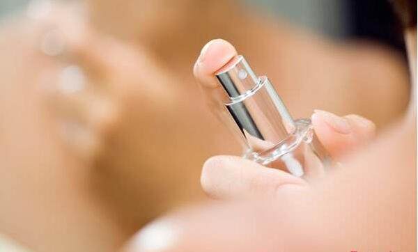 孕六个月闻香水对胎儿有危害吗,孕妇闻香水对胎儿有影响吗