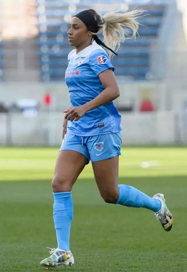 他们都穿什么篮球鞋,他们穿什么衣服翻译