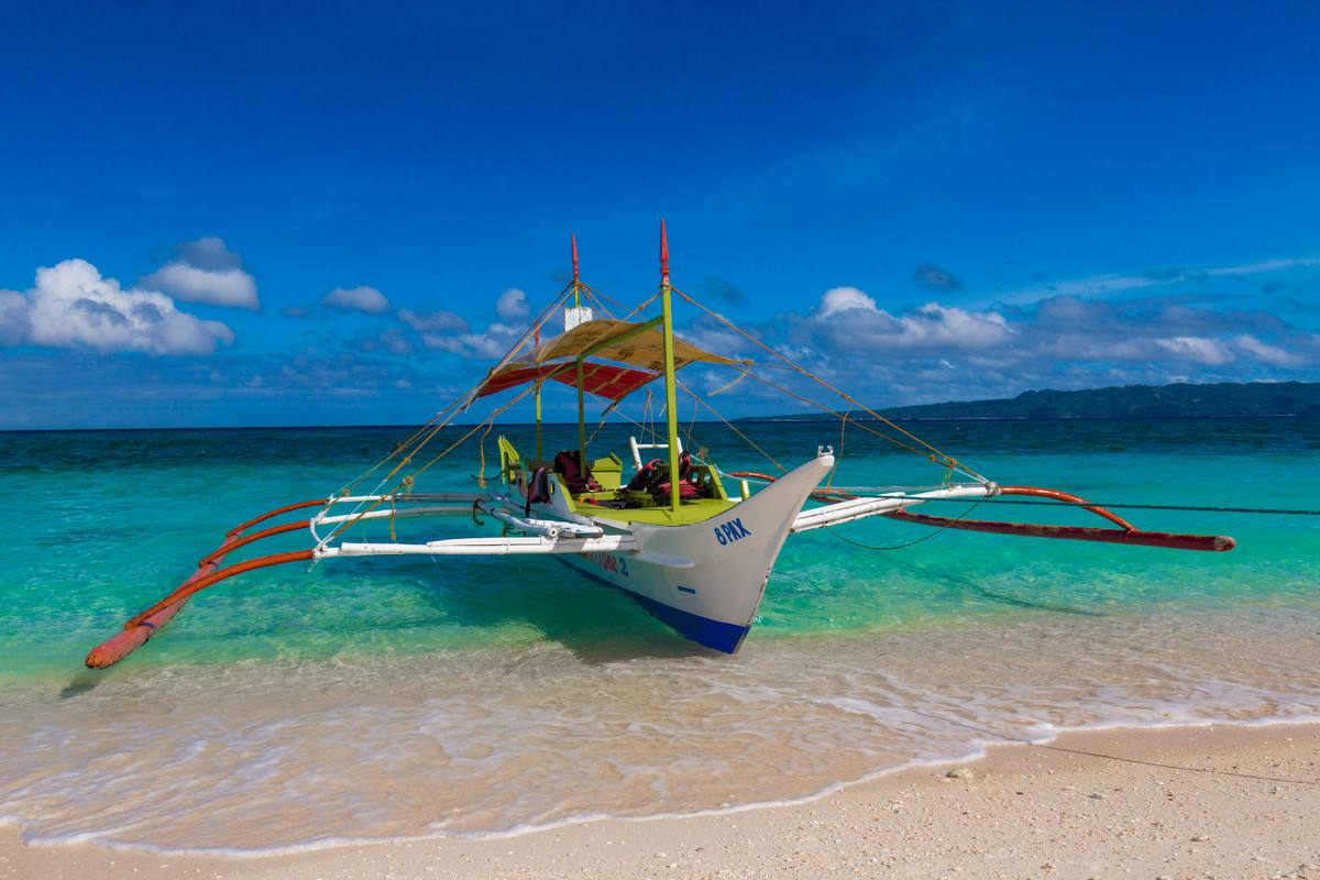 菲律宾靠近马尼拉好玩的地方,菲律宾离中国最近的岛