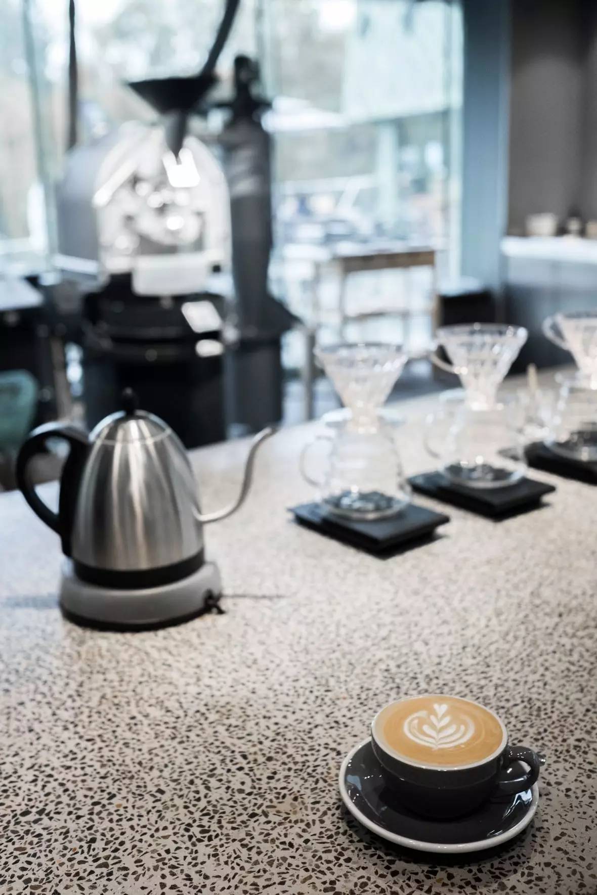 轻奢风咖啡厅风格 (100平方工业风咖啡厅)