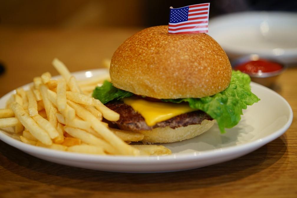 比尔·盖茨和李嘉诚投资了这个汉堡，满满的牛排味吃了却不会胖！