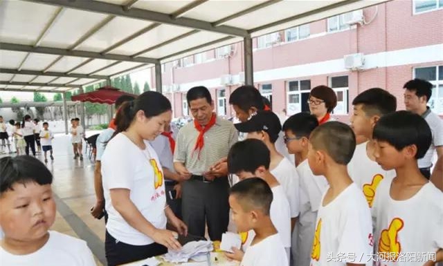 书记情系教育六一慰问师生