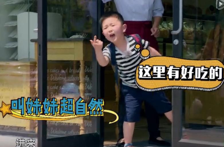 鹿晗拿足球踢应采儿,鹿晗选择足球