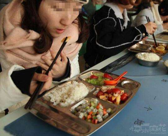 学长约我去操场不出去玩,学长和学弟第一次碰面