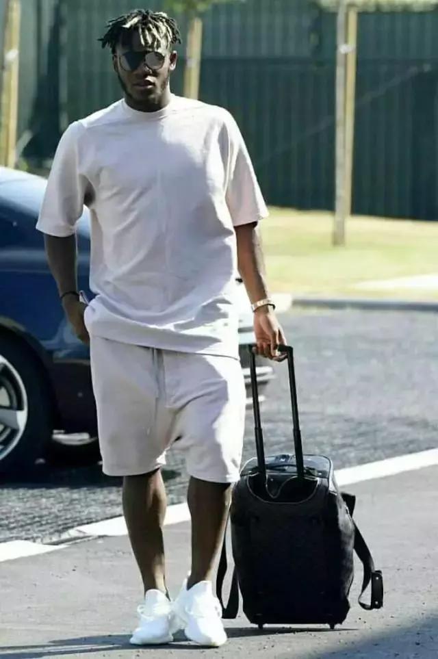 他们穿什么衣服翻译,他们穿着什么用英语怎么翻译