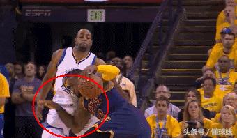 詹姆斯传球戏耍湖人全队,詹姆斯胯下运球打祖巴茨