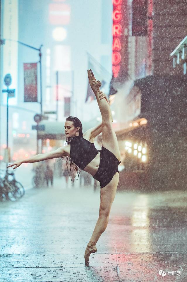 一群芭蕾舞者走上街头,一群芭蕾舞者视频