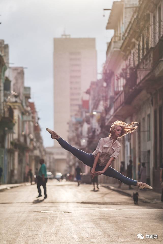一群芭蕾舞者走上街头,一群芭蕾舞者视频