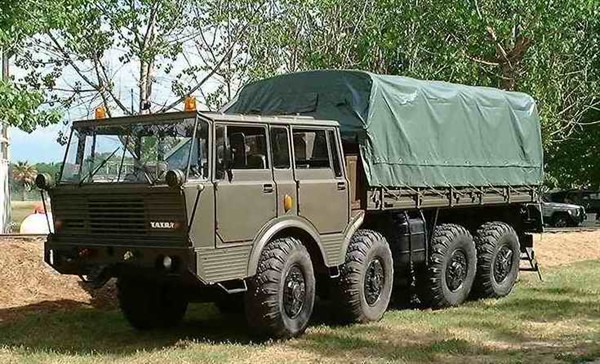 *用军**汽车，*用军**车辆中的运输汽车，用来运送前方物资和人员