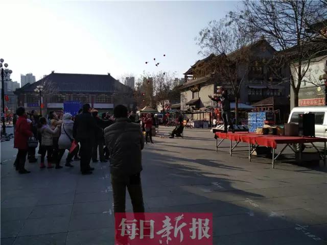 “送锅*局骗**”在天津上演，围观老人都被忽悠了，赶紧告诉家里人