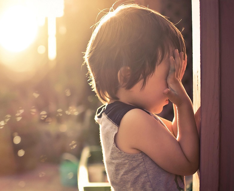 小孩子自己在卧室反锁了怎么办,孩子不小心把自己锁在保险柜