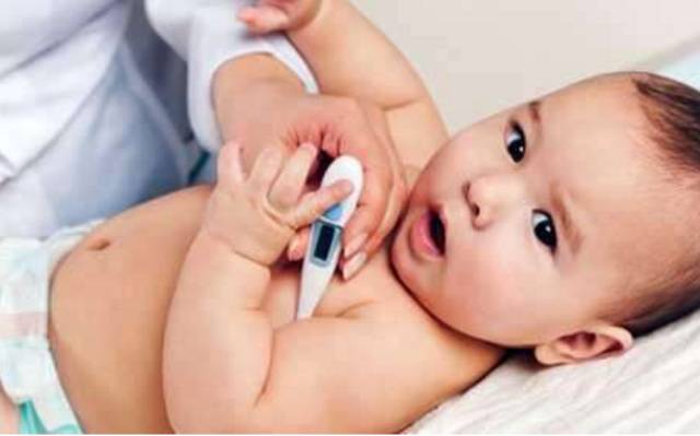 宝宝发烧是因为大人照顾得不好吗,宝宝发烧对应的症状及解决办法