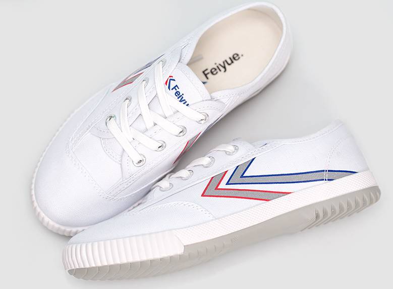 鞋柜必备这4双小白鞋百搭又时髦,鞋柜必备百搭又白菜的鞋