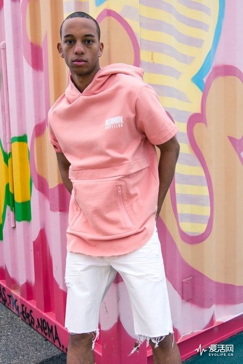 男生一定要尝试粉色穿搭,适合男生用的粉色单品