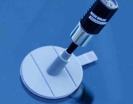 汽车挡风玻璃被小石子砸了,汽车玻璃被小石子砸了个洞怎么办