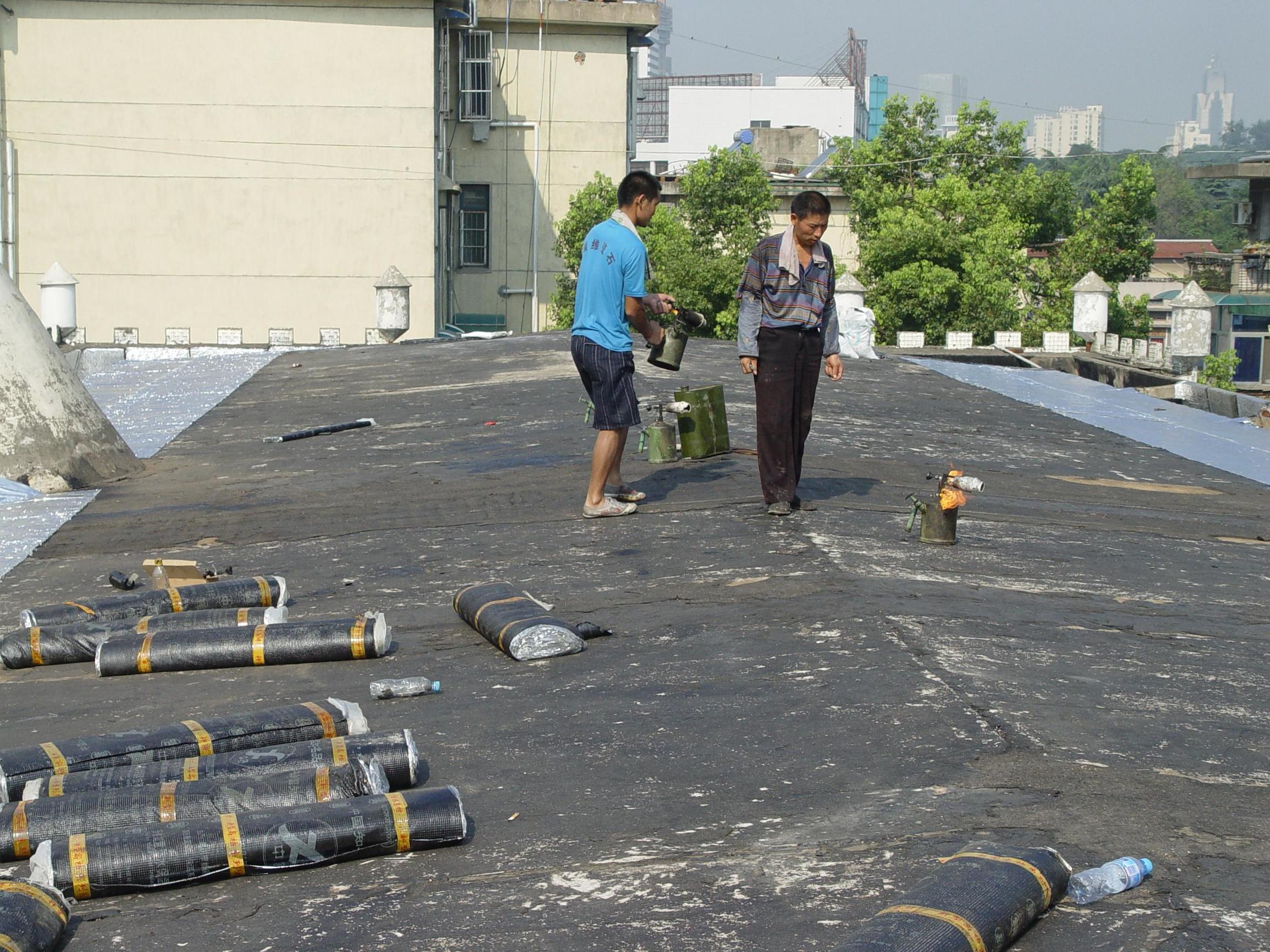 房顶漏水安装太阳板能防漏水吗,房顶防水漏水找不到漏水点咋办