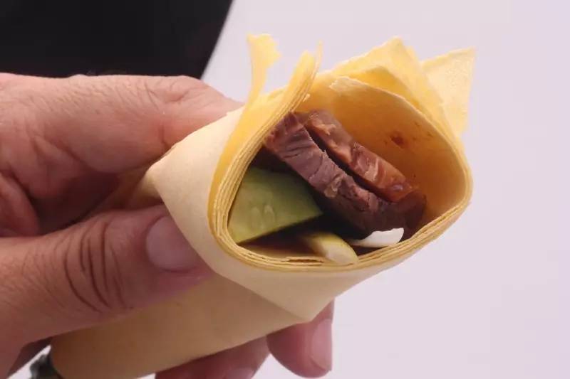 一盒让你忘掉手抓饼的山东煎饼，每一口都能吃出康师傅鸡蛋卷的味