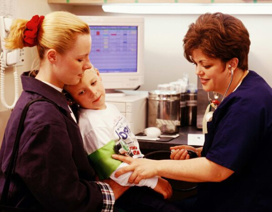 过敏性紫癜引起的腹痛症状及表现,过敏性紫癜会长小黑点吗