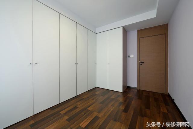 新家装修好了夸装修师傅们的视频,1.5米客厅地面砖错位贴好看