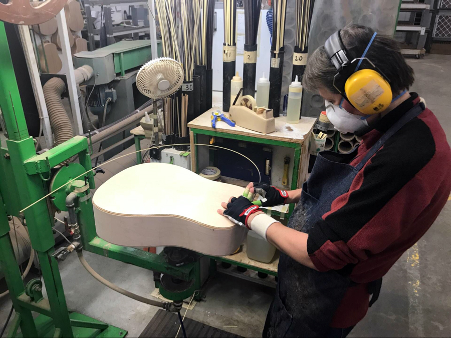 极速快报:弘力乐器2017加拿大Godin吉他工厂参观第一天