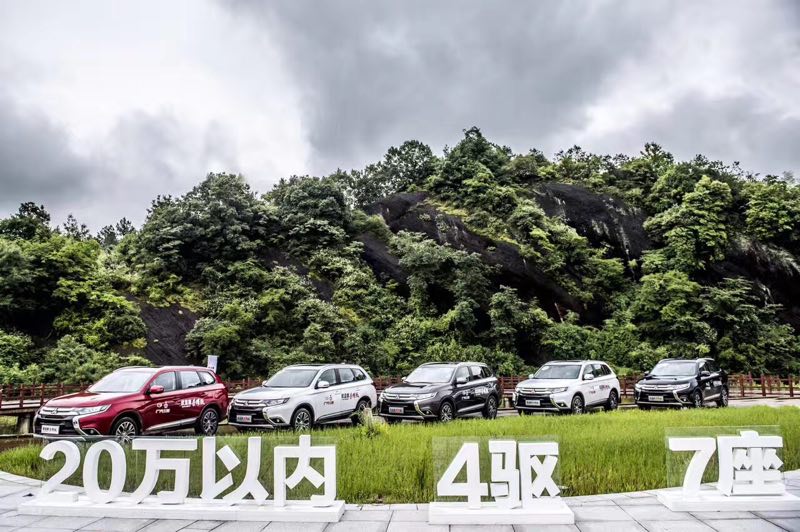 广汽三菱欧蓝德荣耀版suv图片,18款欧蓝德2.0荣耀越野