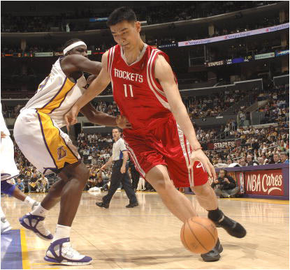 nba姚明第一场对阵鲨鱼,姚明当年内线有多强