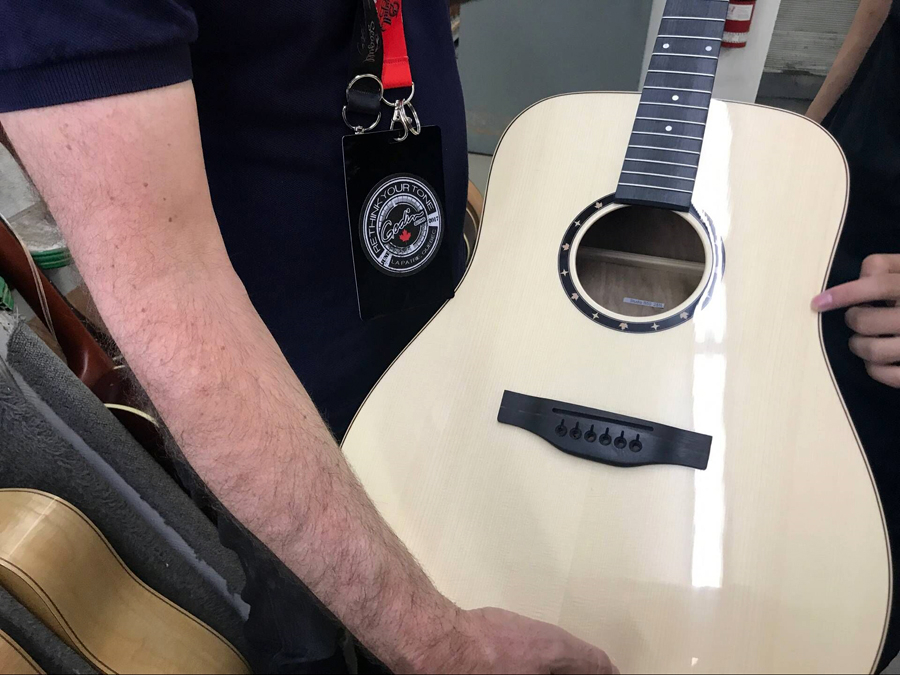 极速快报:弘力乐器2017加拿大Godin吉他工厂参观第一天