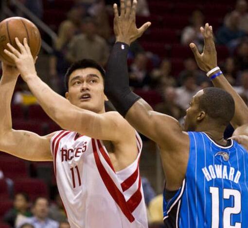 nba姚明第一场对阵鲨鱼,姚明当年内线有多强