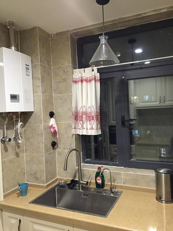 厨房窗户加不加纱网,厨房窗户有必要安窗帘吗