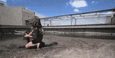 姑娘射个箭这么有风度