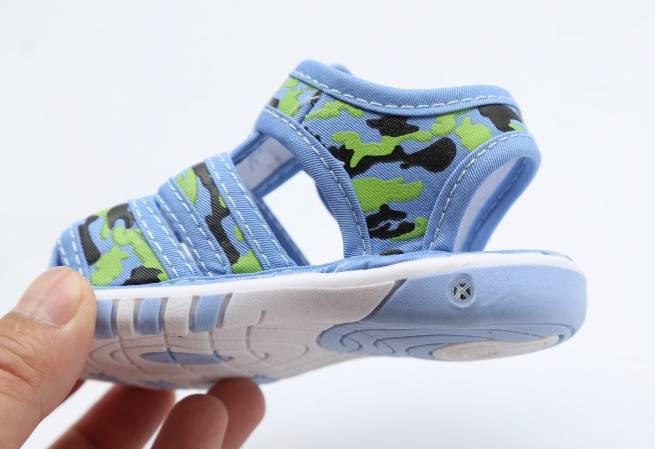 给孩子挑一双好的凉鞋,给婴儿选凉鞋选什么牌子好