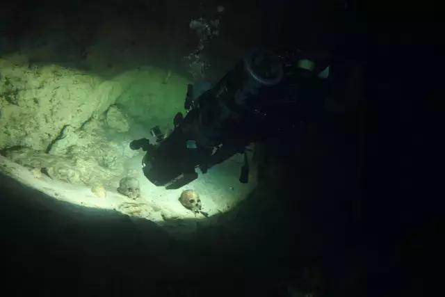 没看先给六颗星，中国人不敢干的事这对情侣全干了